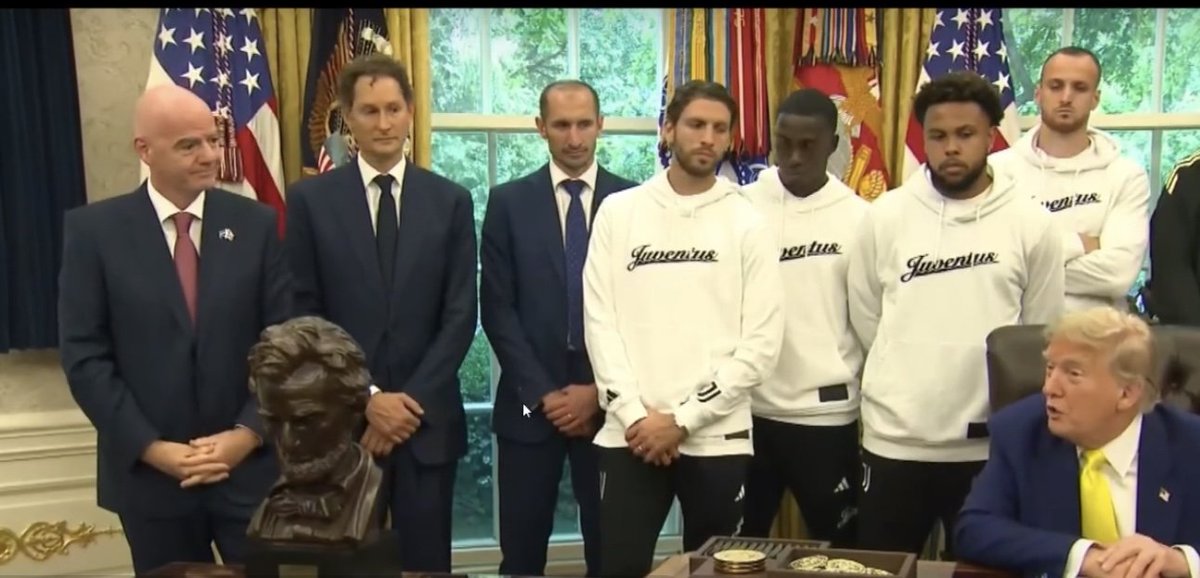 mike_fusco's tweet image. Siamo nella tempolinea in cui Trump sta praticamente dichiarando guerra a mezzo Medio Oriente con la Juventus alle spalle.