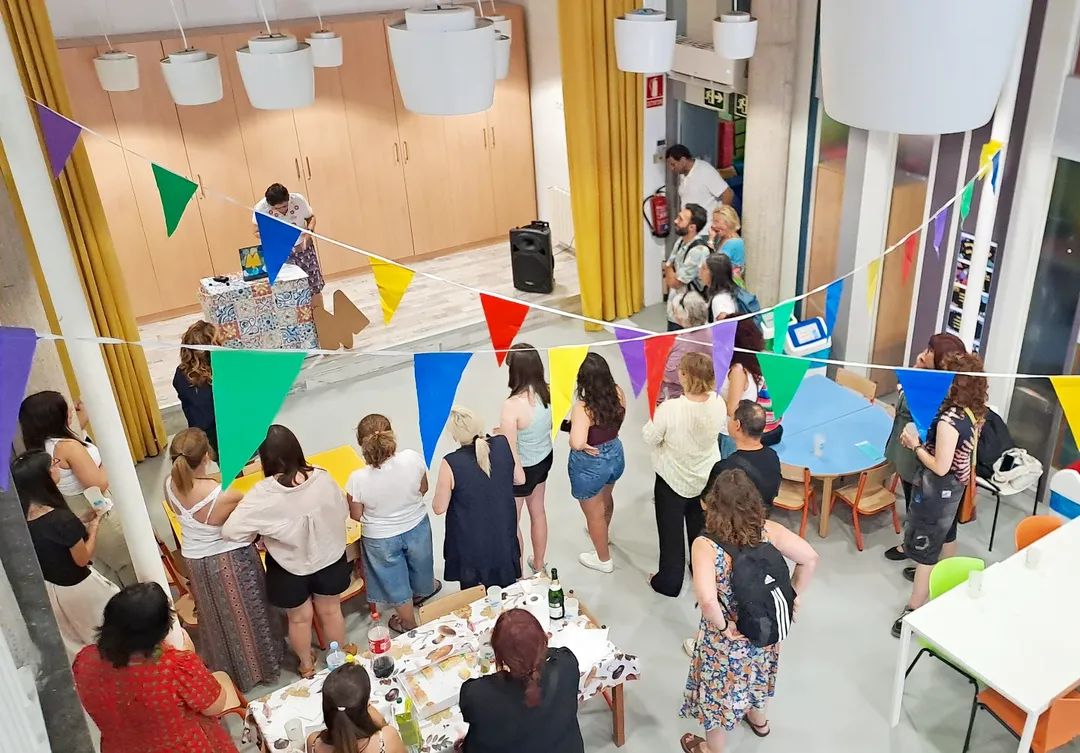 🏅Feta l’entrega oficial del Premi Mariners 2025 a Núria Estruga, de la Ludoteca Planeta Galeta, guanyadora de la segona edició. El premi reconeix la seva tasca admirable educant infants del barri amb valors fonamentals com els bons hàbits, el compromís i el companyerisme.