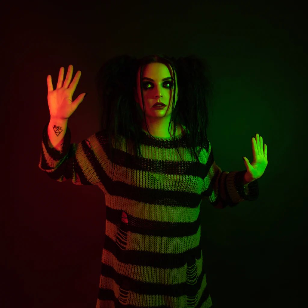 td_edwards96's tweet photo. @emmablackery’s Girl In A Box https://t.co/aVrvyReEKn