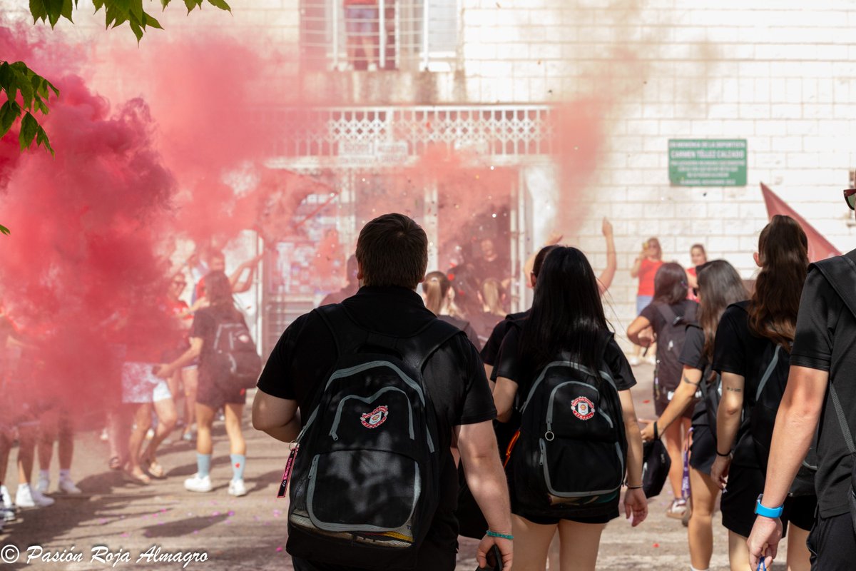 A recuperar el ÁNIMO, a recuperar NUESTRO JUEG⚽, a recuperar NUESTRO CORAZÓN❤️, de que VAIS A MORIR EN LA PISTA💪 con la CABEZA MUY ALTA, quedan 40 min. Nosotros CONFIAMOS y ESTAREMOS, pase lo que pase SIEMPRE CON VOSOTRAS. Vamos a DIVERTIRNOS OTRA VEZ, a defender TODO AL 🔴🔴🔴