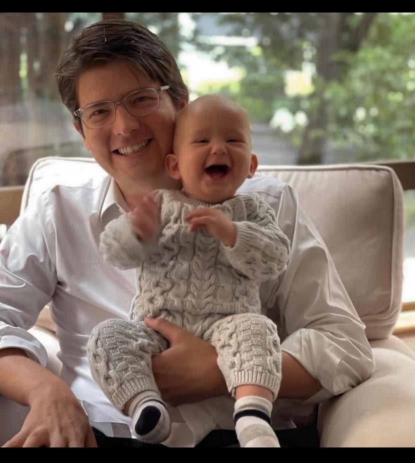 Dios, permite que vuelva a cargar a su bebé. 
¡Fuerza Miguel Uribe!