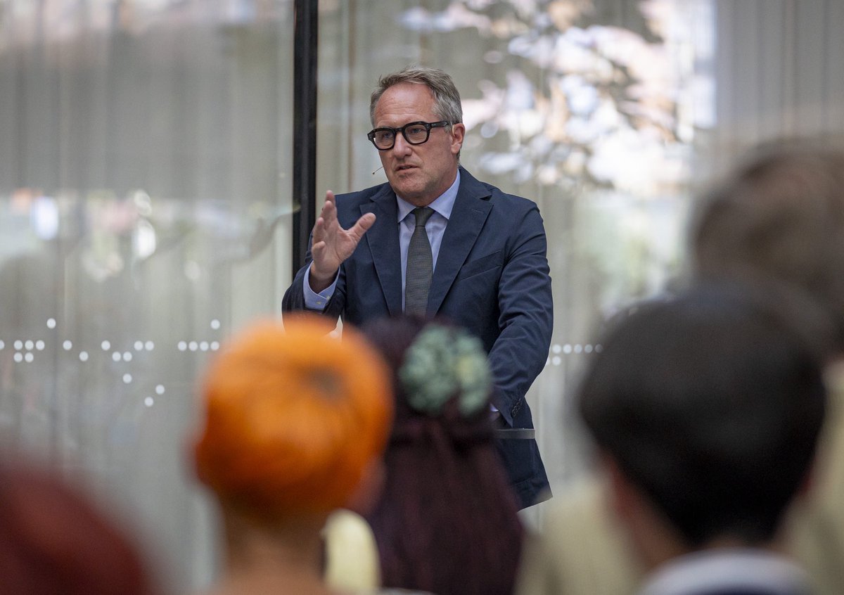 Havde i dag æren af at byde velkommen til ambassadører og repræsentanter for 47 lande i Industriens Hus. Det var en lejlighed til at kridte den bane op, som EU spiller på i denne tid og mulighederne i det danske EU-formandskab. Et af budskaberne var bl.a. at alle parter ser ud