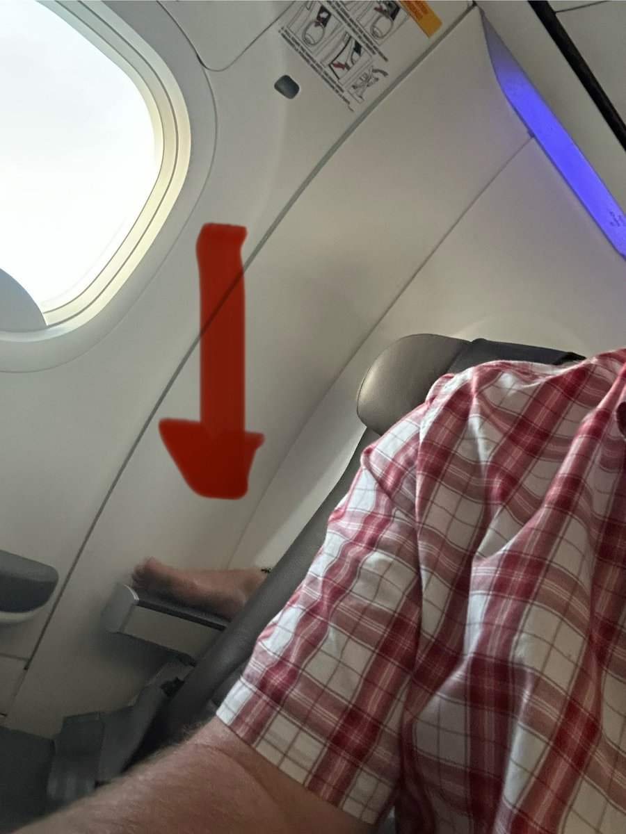 Rbmattymc's tweet photo. People are just awful, who thinks this is ok?! Please learn how to airplane or at least be civilized in public. https://t.co/MlMublJ6OA