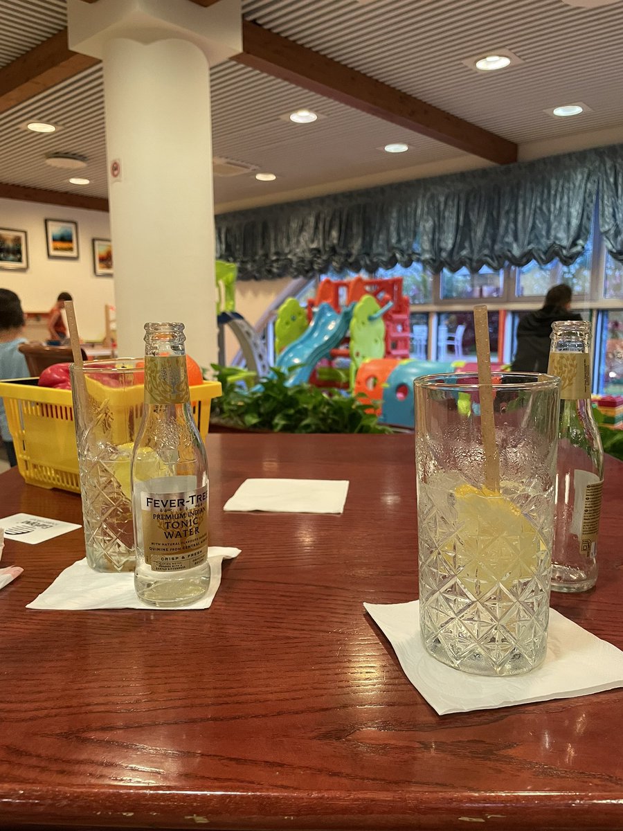 Urlaub mit Kindern ist auch barfuß Gin Tonic im Kinderspieleland zu trinken.