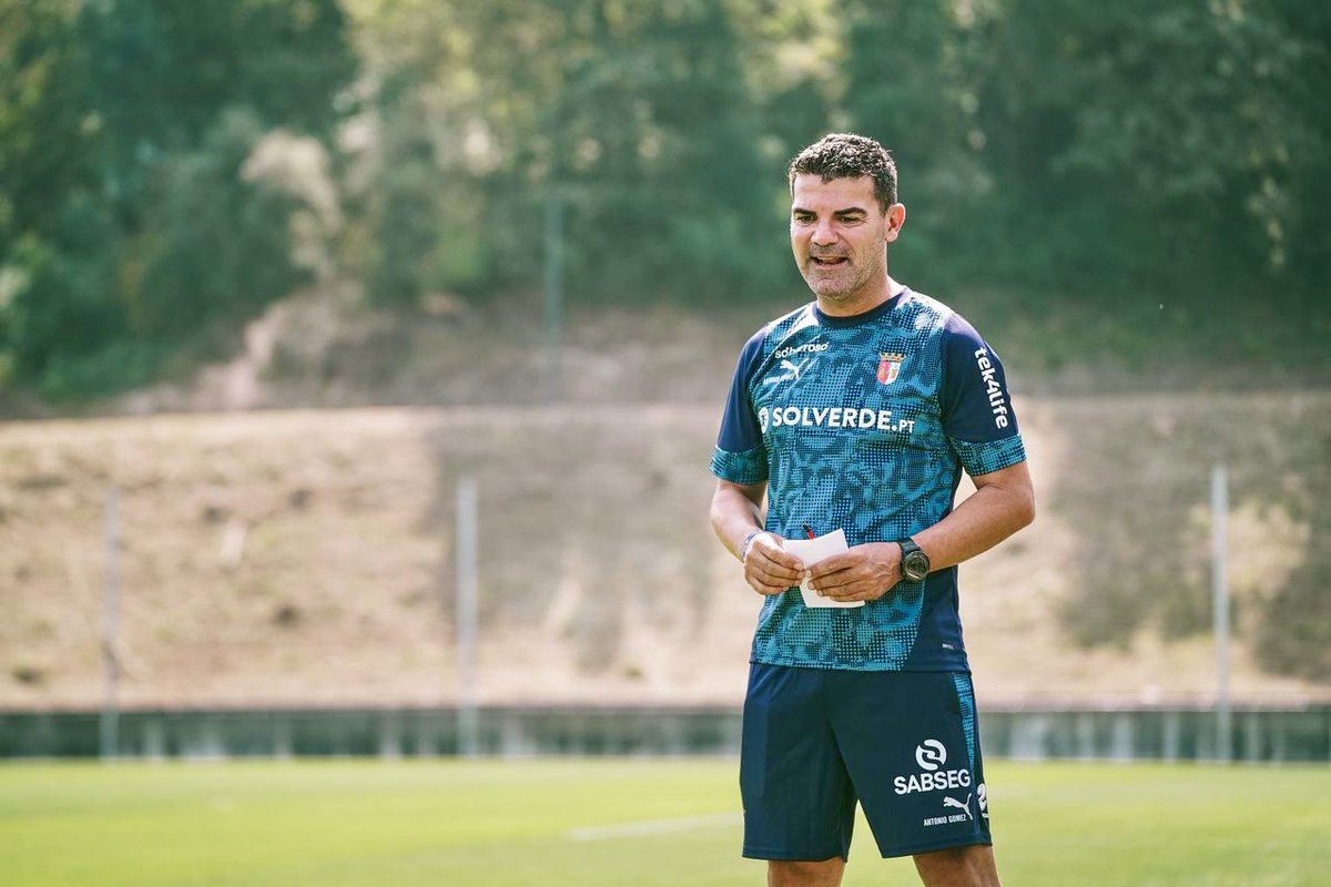 Antonio Gómez (@antoniogomez08) on Twitter photo ⚽️🇵🇹 Nueva etapa, nueva ilusión.
Muy feliz de anunciar mi incorporación al SC Braga como parte del cuerpo técnico de Carlos Vicens.
Agradecido por la confianza e interés y con muchas ganas de asumir este rol con humildad, responsabilidad y máximo compromiso desde el primer día. ⚽️🇵🇹 Nueva etapa, nueva ilusión.
Muy feliz de anunciar mi incorporación al SC Braga como parte del cuerpo técnico de Carlos Vicens.
Agradecido por la confianza e interés y con muchas ganas de asumir este rol con humildad, responsabilidad y máximo compromiso desde el primer día.