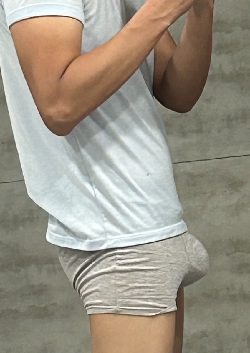 curiousguyy23's tweet photo. Les gusta los paquetes grandes o pequeños? 😋🤤🔥 #aftergym #dick #cock #june #onlyfans #horny https://t.co/0glfqZfhUX