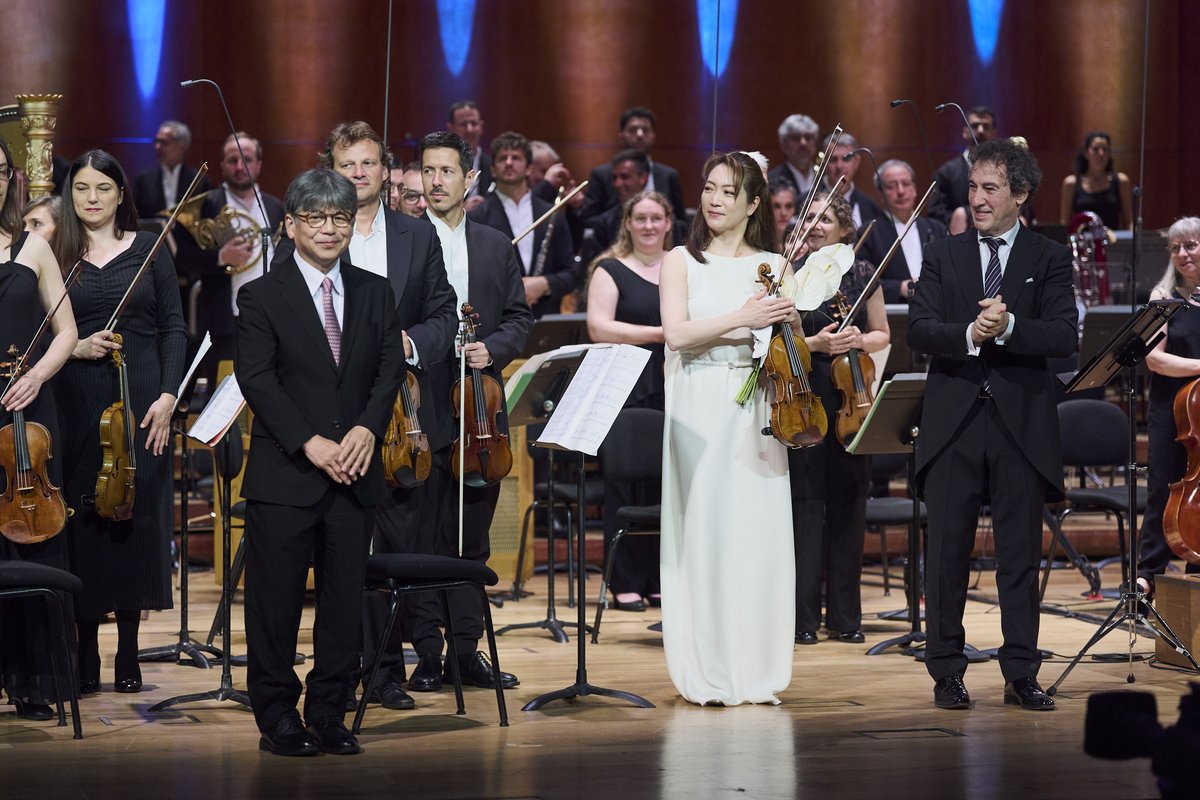 <a href="/Euskalduna_eus/">Euskalduna Bilbao</a> <a href="/euskadiorkestra/">Euskadiko Orkestra</a> <a href="/FabianPanisello/">fabian panisello</a> 💐Toshio Hosokawa recibe la ovación del público tras la interpretación de su obra ‘Concierto para violín Génesis’, junto con la solista <a href="/AkikoSuwanai/">Akiko Suwanai</a>, en el concierto de homenaje a los galardonados con los #PremiosFronteras del Conocimiento en <a href="/Euskalduna_eus/">Euskalduna Bilbao</a>