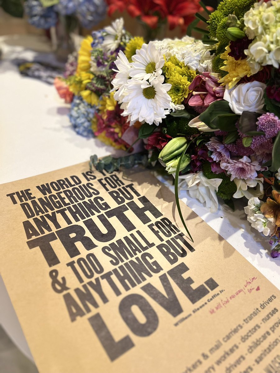 epmurphymn's tweet image. The memorial for Melissa and Mark Hortman outside the MN House Chamber, for solemn reflection.