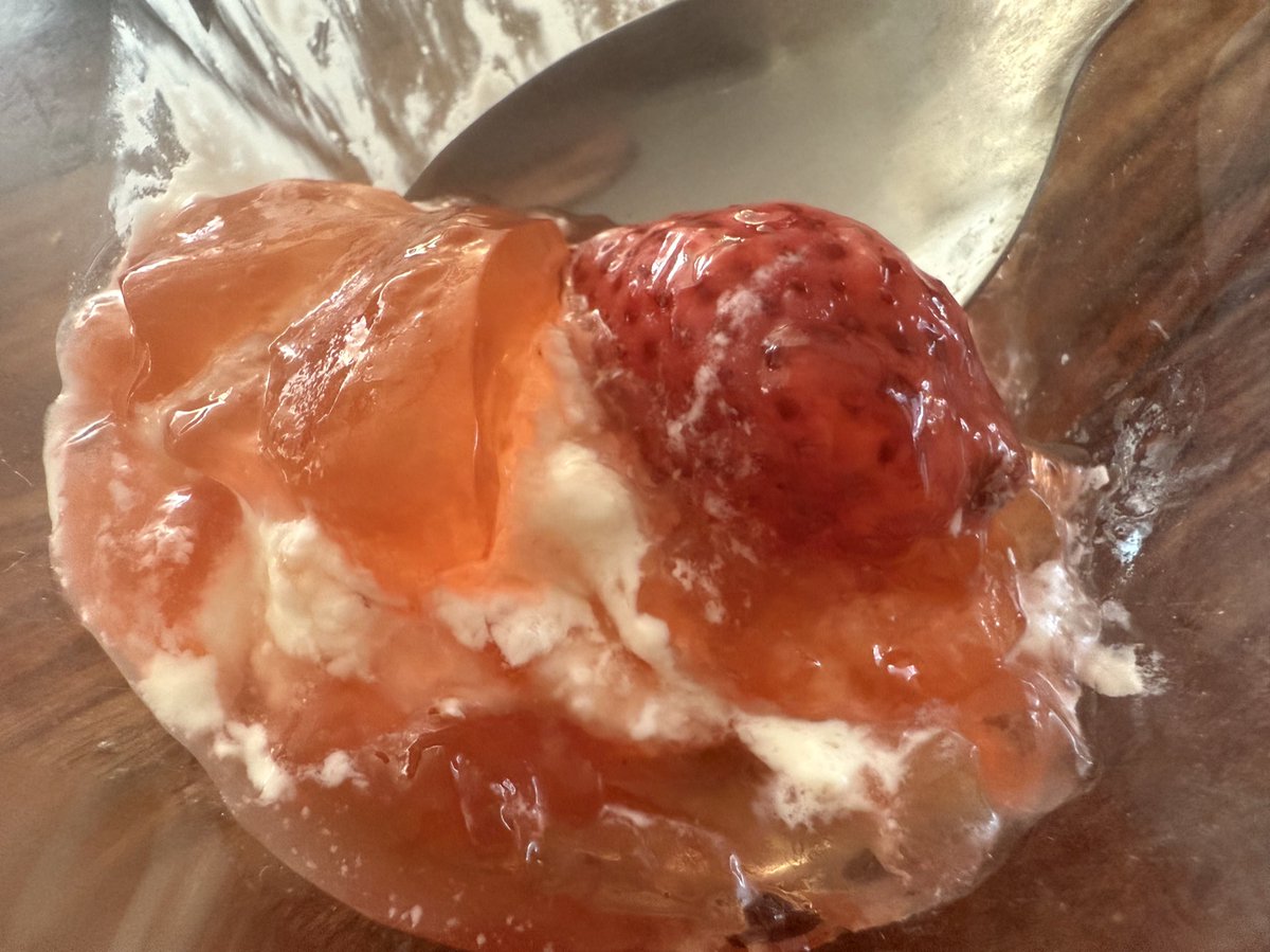 JavierInfanteB's tweet image. Este mes los chicos de @montiaresta se han salido. El vino, el mejor que @danimontia ha seleccionado hasta el momento. El postre (para mi gusto normalmente algo empalagoso), las fresas con saúco junto a la stracciatella de Cabezuela, absolutamente extraordinario, memorable. Bravo