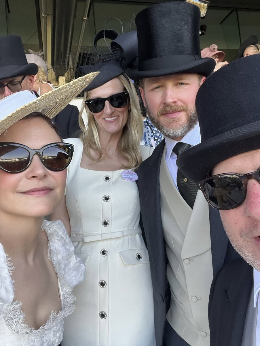 I need a full body picture asap 😍😍😍