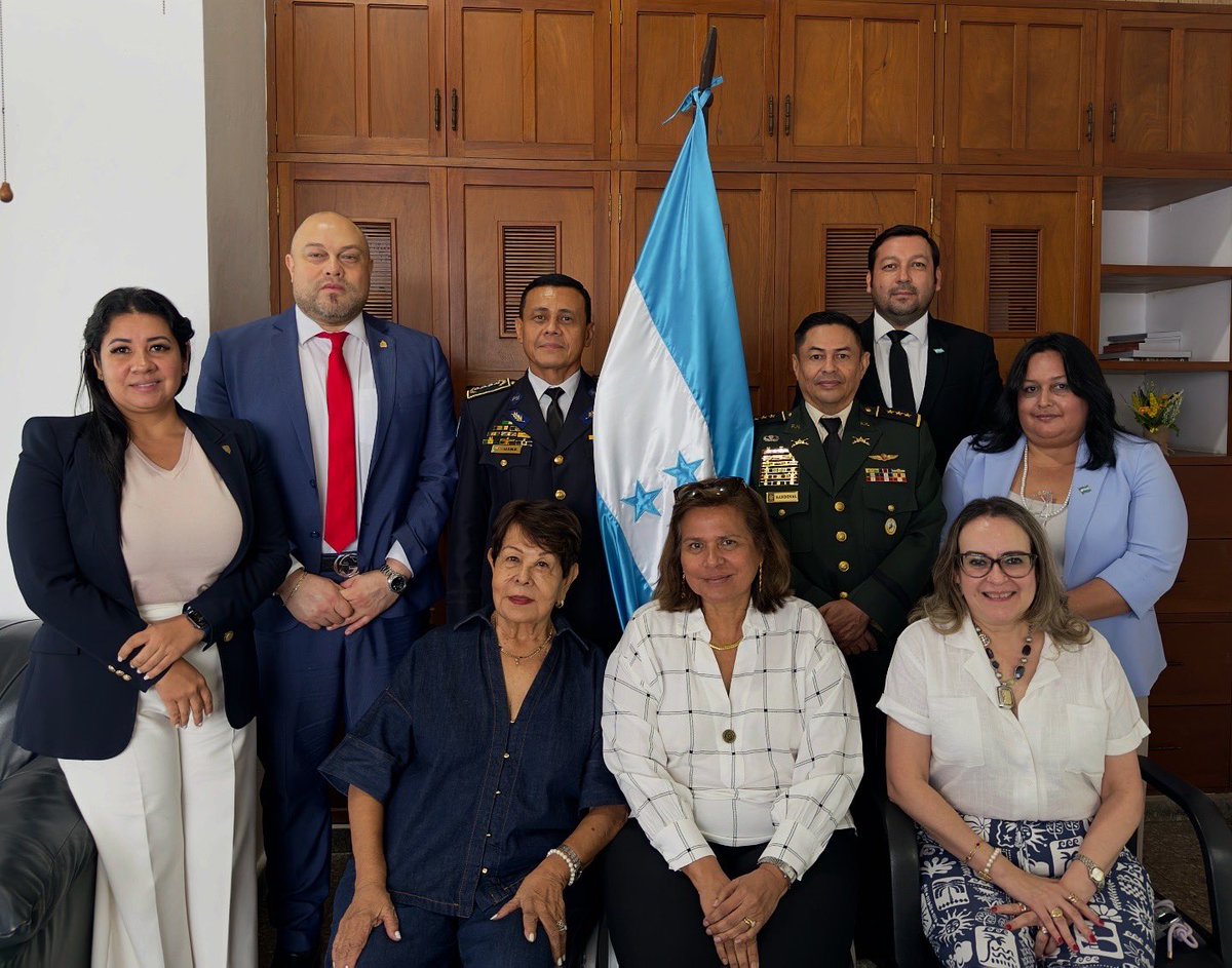 Embajada de Honduras en El Salvador (@embajadadehond3) on Twitter photo Hoy recibimos a la Ministra de Turismo, Yadira Gómez en nuestra sede en El Salvador.
Por instrucciones de la Presidenta <a href="/XiomaraCastroZ/">Xiomara Castro de Zelaya</a> y el Canciller <a href="/JavierEBS/">Javier Bu Soto</a>, abordamos temas clave para fortalecer el turismo y el trabajo interinstitucional.
¡El turismo proyecta a Honduras! Hoy recibimos a la Ministra de Turismo, Yadira Gómez en nuestra sede en El Salvador.
Por instrucciones de la Presidenta <a href="/XiomaraCastroZ/">Xiomara Castro de Zelaya</a> y el Canciller <a href="/JavierEBS/">Javier Bu Soto</a>, abordamos temas clave para fortalecer el turismo y el trabajo interinstitucional.
¡El turismo proyecta a Honduras!