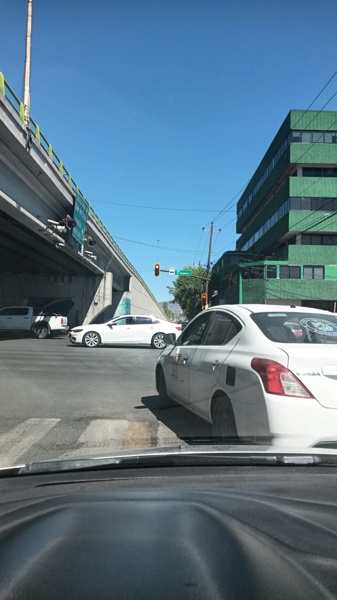Carlos Rodríguez 𝕏 (@elcarlosrdz) on Twitter photo 1.- MUUUUY poco tiempo que dura este semáforo, solo pasan 2 o por mucho 3 carros
2.- El taxista de Ramos Arizpe alonchandose hasta adelante y bloqueando las líneas peatonales
#Saltillo <a href="/policiasaltillo/">Policía Preventiva y Tránsito de Saltillo</a> <a href="/javierdiazglz/">Javier Díaz</a> 1.- MUUUUY poco tiempo que dura este semáforo, solo pasan 2 o por mucho 3 carros
2.- El taxista de Ramos Arizpe alonchandose hasta adelante y bloqueando las líneas peatonales
#Saltillo <a href="/policiasaltillo/">Policía Preventiva y Tránsito de Saltillo</a> <a href="/javierdiazglz/">Javier Díaz</a>