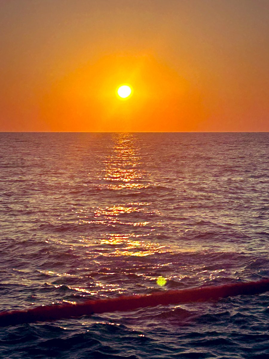 j_zabaneh's tweet image. This is sunset in Beirut • not a 🚀