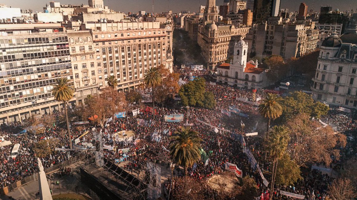 ChadGrabois's tweet photo. Las fotos que Milei no quiere que compartas de Plaza de Mayo https://t.co/MKutfTNd4d