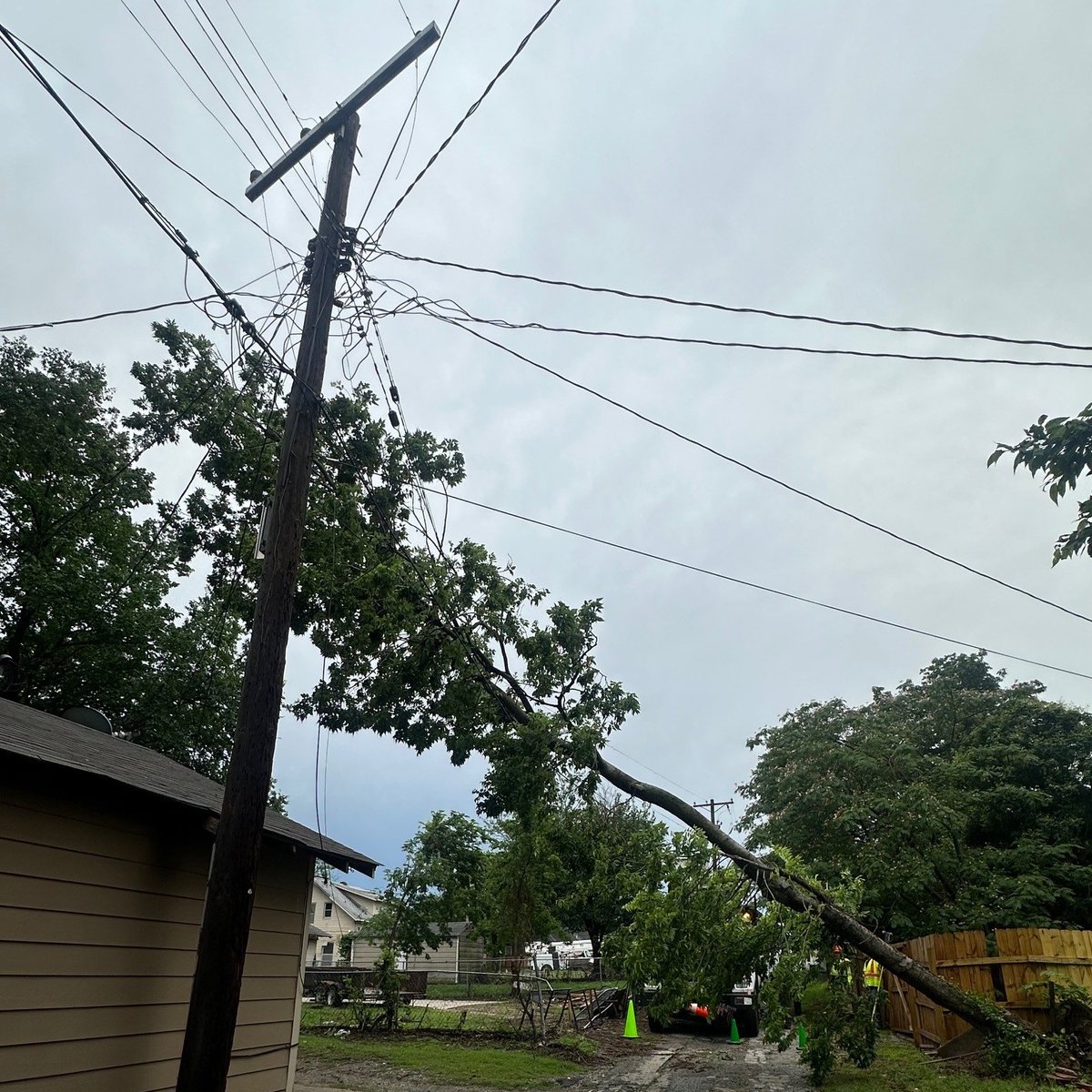 PSOklahoma's tweet image. Estimated restoration times for customers who can accept power are available on the outage map. Thank you for your patience as our crews work safely!⚡psoklahoma.com/map