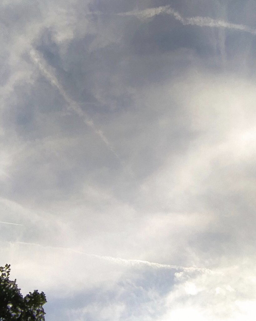Der Anfang und das Ende eines sonnigen Tages in München😑
Aber Geoengineering mit Stratospheric-Aerosol-Injection findet nicht statt?
Anscheinend interessiert sich aber eh keiner dafür, dass der Dreck am Himmel allmählich unsere Luft, unser Wasser und unsere Böden vergiftet🤷‍♀️