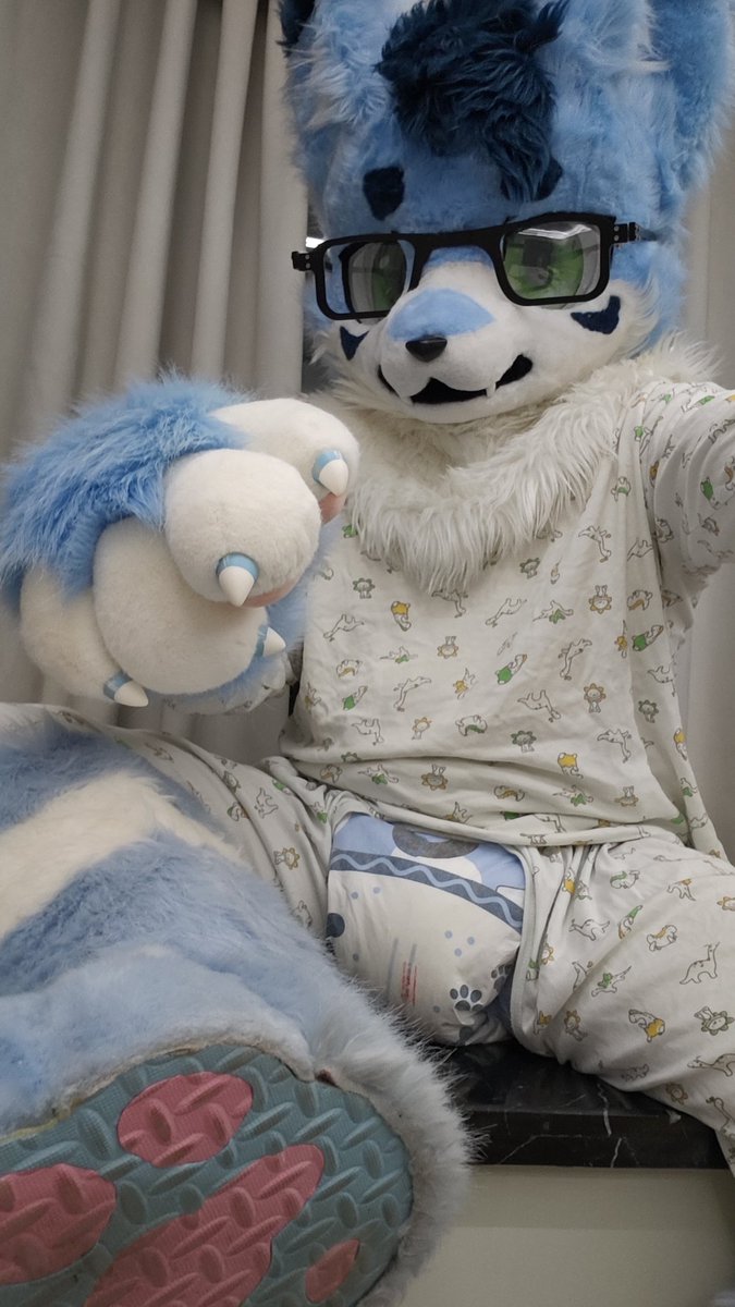 你在看哪里！信不信我踩你噢！😡