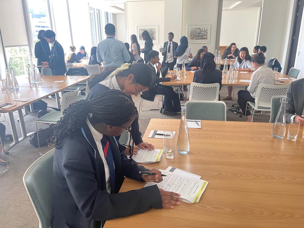 Cumberland students enjoyed engaging in an inspiring mentoring session at Clifford Chance. It gave them an opportunity to gain insights and shape their future career goals.