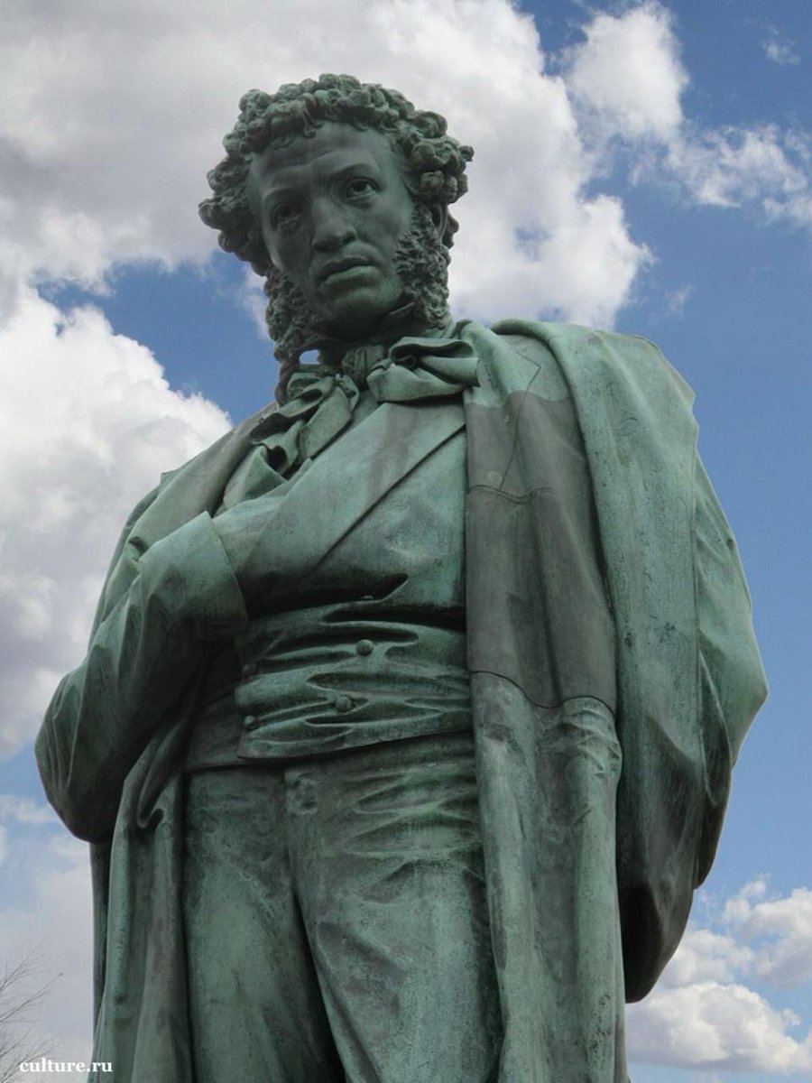 's tweet image. #OTD in 1880, world’s first monument to the great Russian poet Alexander Pushkin was unveiled in #Moscow

At least ~700 #Pushkin monuments proudly stand across the globe.

#DYK that the statue is a beloved meeting spot for Muscovites — where countless love stories began❤️
