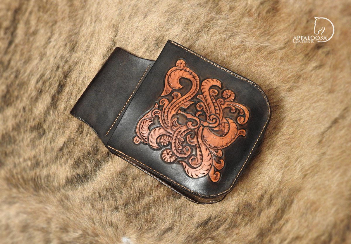 AppaloosaL's tweet image. This custom shooting pouch features a western scroll design with initials incorporated.  A light colored thread creates some beautiful contrast.

#trapshooting #skeetshooting #claypigeon #claypigeonshooting #shotgunshooting #trapshoot #skeetshoot #clayshooting #shootingclays