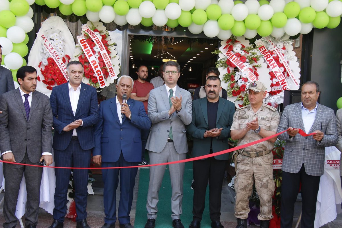 Vanyolu Mahallesi Karayusufbey Bulvarı No:111-1C adresinde faaliyete başlayan Nihat ÖZLÜK'e ait BROTHER'S CAFE Ünvanlı işyerinin açılışını gerçekleştirdik. İşyerinin ÖZLÜK ailesi ve ilçemize hayırlı olmasını temenni eder bol kazançlar dileriz