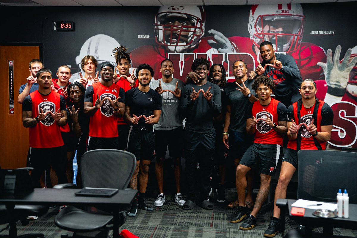 Wisconsin Football (@badgerfootball) on Twitter photo Big thanks to Wisconsin alum <a href="/iam_jonathanorr/">Jonathan Orr</a> for coming back to talk with our wideouts! 👐
#OnWisconsin Big thanks to Wisconsin alum <a href="/iam_jonathanorr/">Jonathan Orr</a> for coming back to talk with our wideouts! 👐
#OnWisconsin