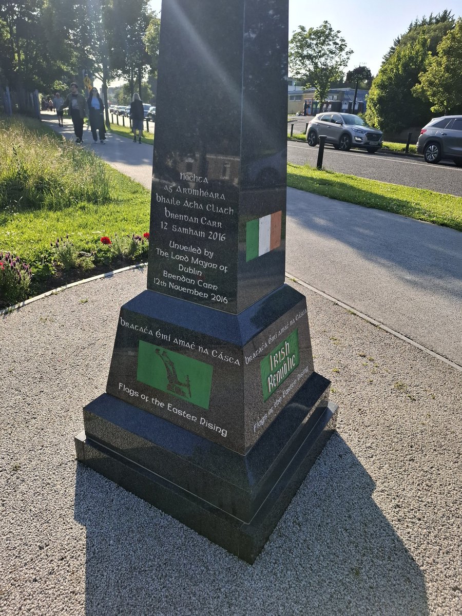 Sun × dog x going off our well beaten track = cool local finds. This 1916 Memorial Obelisk is right opposite the new Finglas library and features the 4 flags of the Rising on grey polished marble 🇮🇪 💚