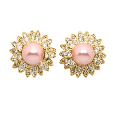 Elevate any outfit with a pair of vintage statement earrings ✨️

queenies-bazaar.co.uk/product-catego…

#vintageshowandsell #VintageJewellery #VintageFinds #ShopVintage