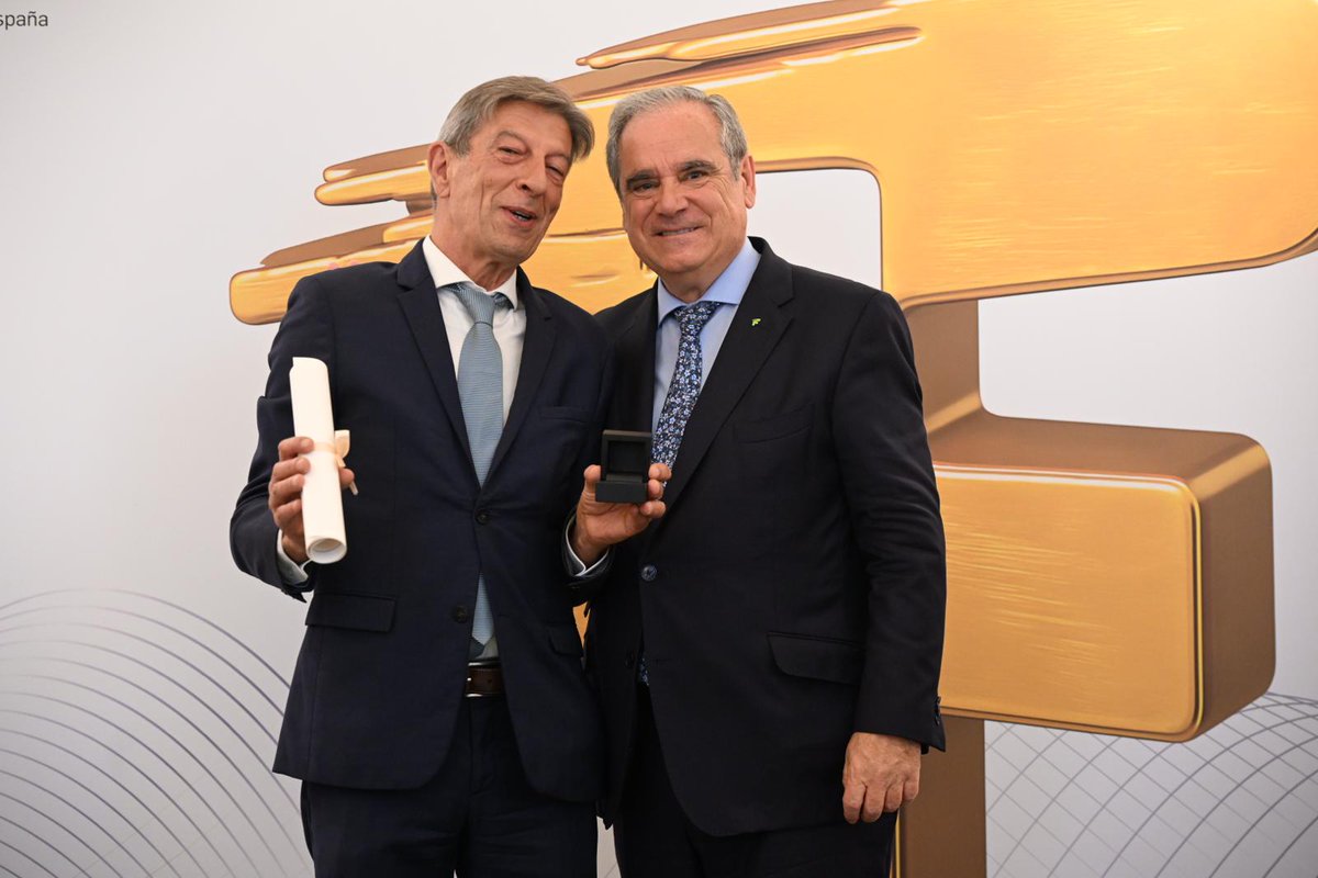 <a href="/COFCEUTA/">COF CEUTA</a> 🟡 Antoni Real ha ejercido como presidente del <a href="/COFBalears/">Farmacèutics Illes Balears -COFIB-</a> durante 25 años, dando sus primeros pasos como vocal de Ortopedia.   

💬 "Estoy muy orgulloso de pertenecer a la profesión farmacéutica".

#InsigniasCGCOF