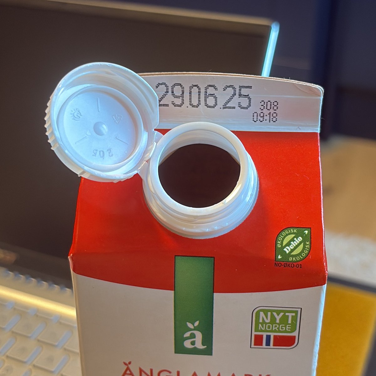 Så utrolig tragisk at Norge konstant skal kjøres lenger ned i dass.

Sitter her og drikker melk med en jævla plastkork i trynet, mens nyhetene kommer om at Bovaer skal TVANGSFÔRES i klimaets navn. Blir så forbanna provosert.

Jeg tar dette personlig. Trist at jeg blir født i