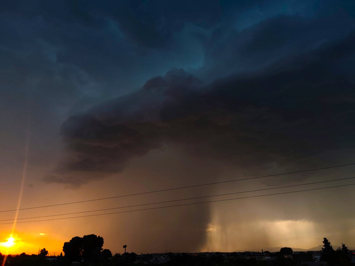 MeteOrihuela (@meteorihuela) on Twitter photo LĂnea de #tormentas avanzando del interior a la costa en el extremo sureste de la #PenĂnsulaIbĂ©rica. Alta densidad de rayos. Esta tarde (18/06/2025), cortinas de precipitaciĂłn captadas desde #CabezoDeTorres y #ElPalmar, pedanĂas de #Murcia. ImĂĄgenes: <a href="/Fenomenoo_98/">Alejandro Fenollar</a> y David LĂłpez. LĂnea de #tormentas avanzando del interior a la costa en el extremo sureste de la #PenĂnsulaIbĂ©rica. Alta densidad de rayos. Esta tarde (18/06/2025), cortinas de precipitaciĂłn captadas desde #CabezoDeTorres y #ElPalmar, pedanĂas de #Murcia. ImĂĄgenes: <a href="/Fenomenoo_98/">Alejandro Fenollar</a> y David LĂłpez.