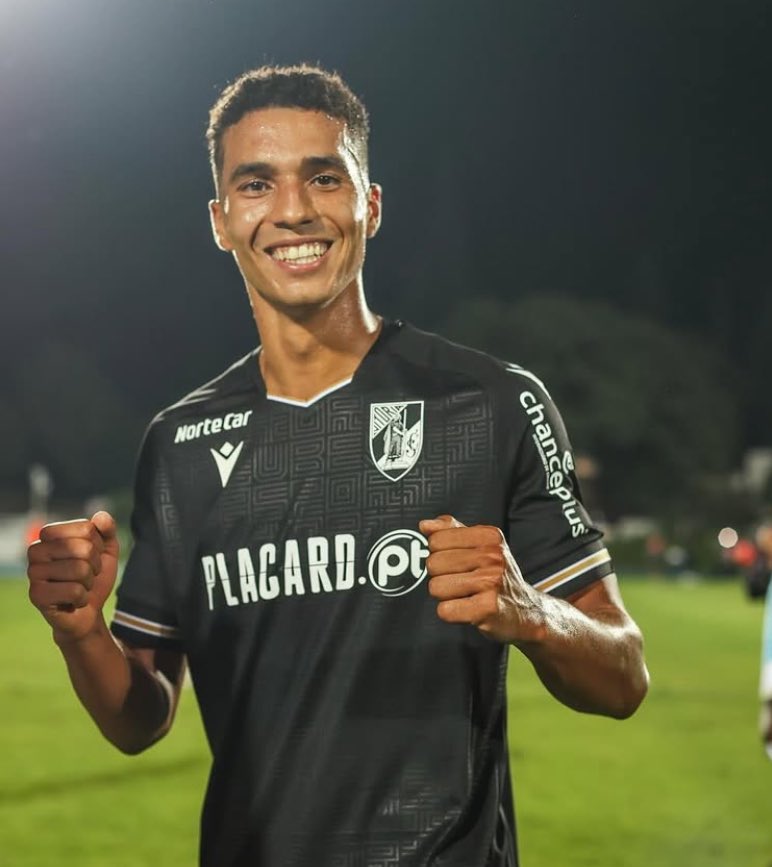 Doue ye benziyor tarz olarak Juventus 'a gelmeden izlemiştim, stoperde de oynuyor 

Demek ki hoca stoper bek istiyor oraya 21 yaşında birde alınır