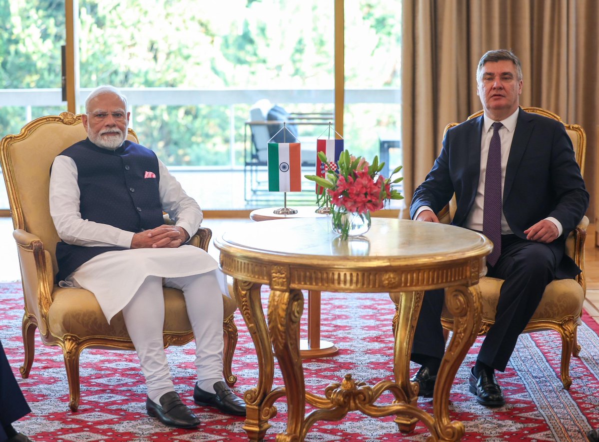Narendra Modi (@narendramodi) on Twitter photo Met Mr. Zoran Milanović, the President of Croatia. Had extensive discussions on the full range of India-Croatia friendship, including ways to boost linkages of commerce and culture.
<a href="/Ured_PRH/">Ured predsjednika RH</a> Met Mr. Zoran Milanović, the President of Croatia. Had extensive discussions on the full range of India-Croatia friendship, including ways to boost linkages of commerce and culture.
<a href="/Ured_PRH/">Ured predsjednika RH</a>
