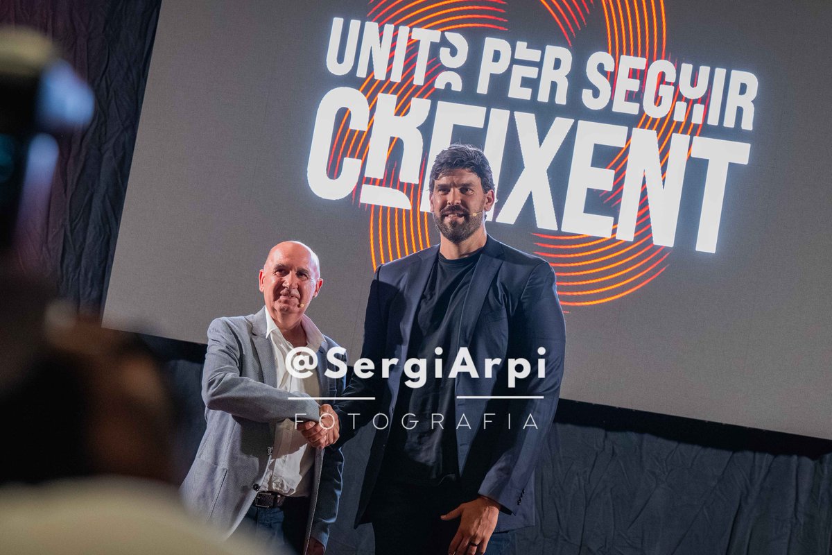 Quan era petit i jugava al Bàsquet Lloret, masculí i femení érem dos clubs diferents. Aleshores ens vam fusionar i fer unes samarretes superxules amb la frase "LA UNIÓ FA LA FORÇA".

Avui la frase és "UNITS PER SEGUIR CREIXENT", i és una gran notícia pel bàsquet gironí! ❤️🖤