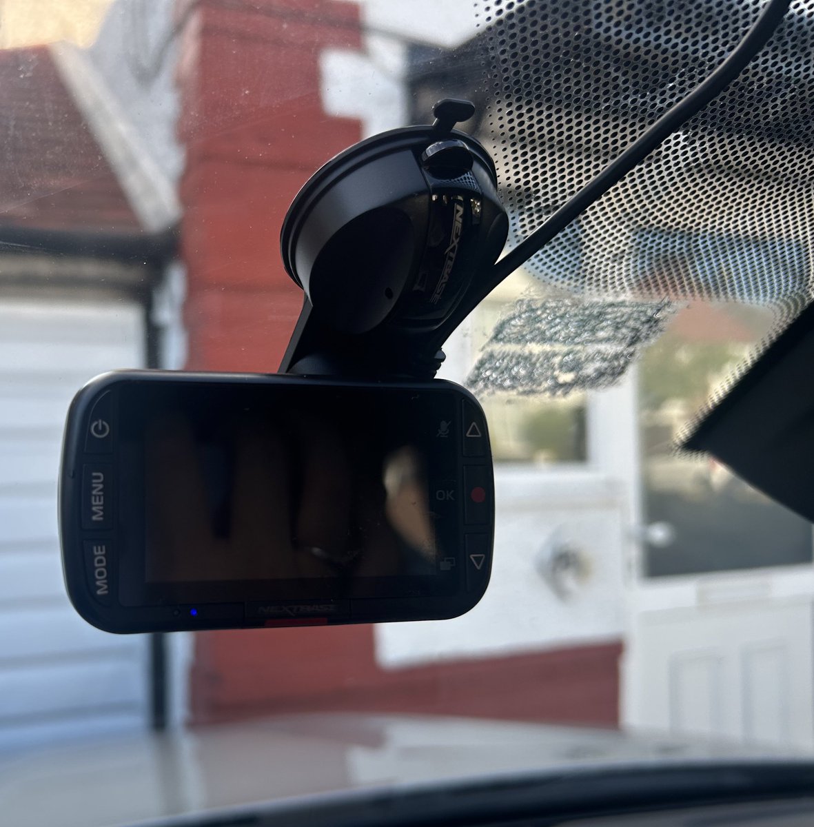 hottn's tweet image. 吸盤タイプ。この蒸し暑い時期には機能しそうだ。後で両面テープの跡を綺麗に剥がさないと…#nextbase