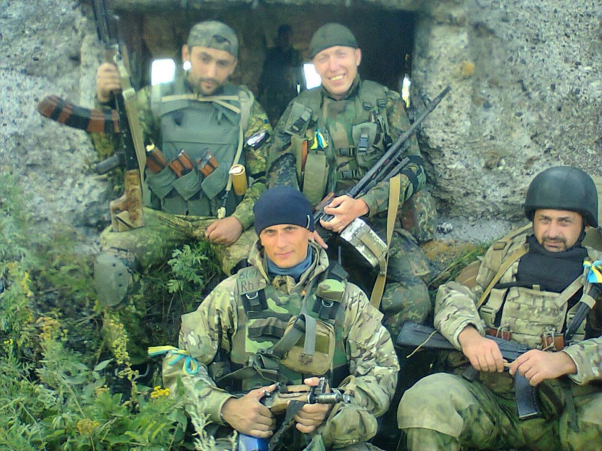 Леонид Остальцев.Що знайшов 11р.тому перед початком рейду.Я без бороди сам себе не впізнаю.Про кевларові каски ми знали тільки з кіно,а на броніки нам скидалися двором,або фірмою де працювали,або сімʼєю.Зає@ок,що всі на цій фотці живі.Деякі із металом в тілі,але головне,що живі💓