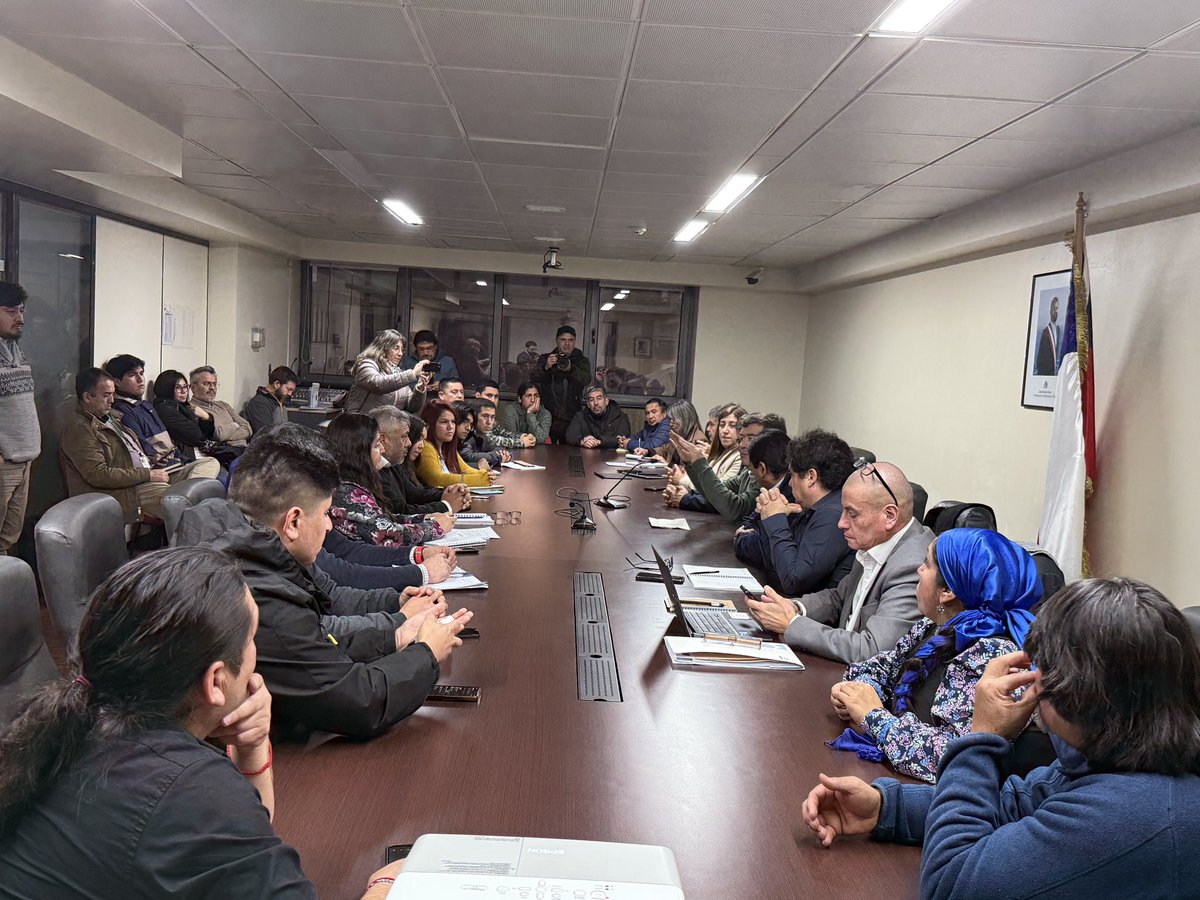 Junto al <a href="/MinagriCL/">Ministerio de Agricultura de Chile 🇨🇱</a>, participamos en una reunión con alcaldes y dirigentes que conforman la Mesa de Trabajo Interinstitucional para la Comercialización de Productos Hortícolas 🌱🥬
📌Este espacio tiene como objetivo avanzar en un mercado concentrador hortofrutícola
#agricultura