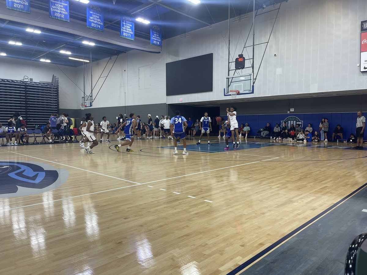 Murphy vs Booker T on the main court! Navarre vs Foley over on court 3! Some high level basketball going right now! Gulf Breeze and South Walton over on Court 1!