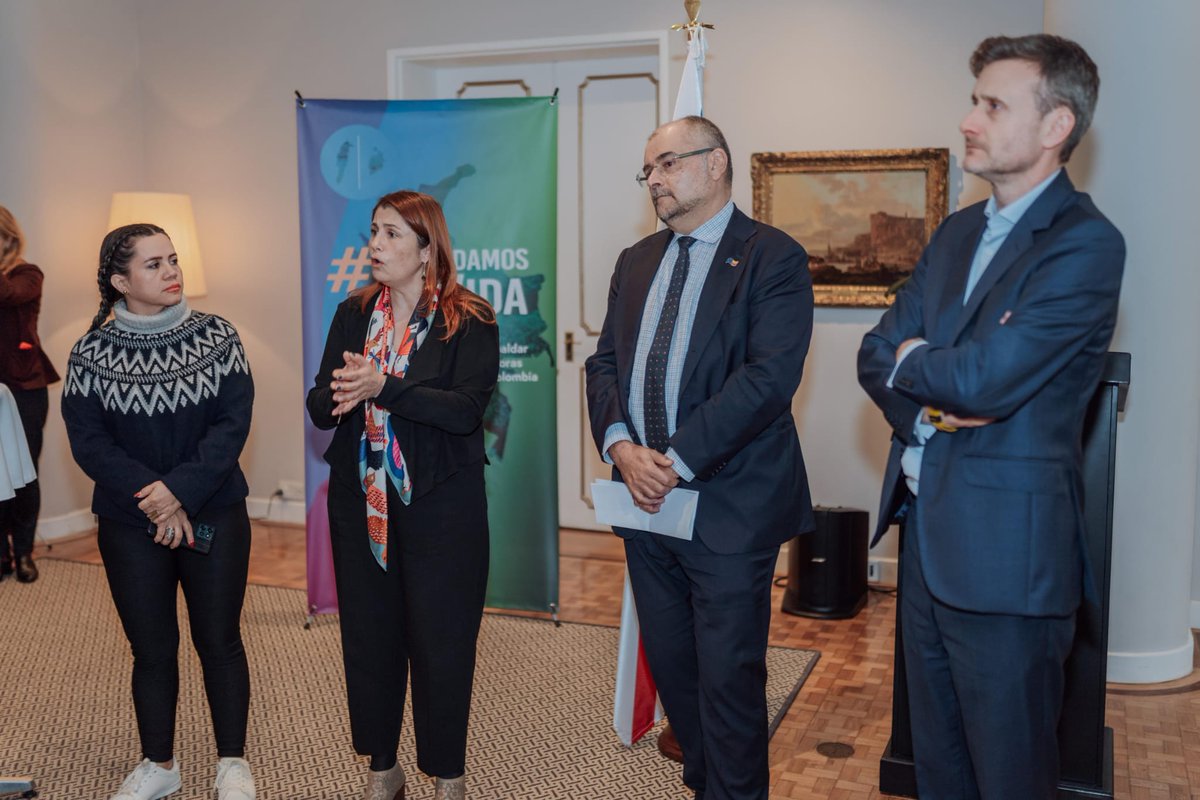 En el marco de la Campaña #DefendamosLaVida, la <a href="/UEenColombia/">Unión Europea en Colombia 🇪🇺</a>  organizó un taller de 3 días en Bogotá.

Fue muy gratificante volver a ver ayer socios de la Embajada y otros actores de todos los territorios, reunidos en la Residencia UK, junto con la <a href="/DefensoriaCol/">Defensoría del Pueblo</a> <a href="/MarnIris/">Iris Marín Ortiz</a>