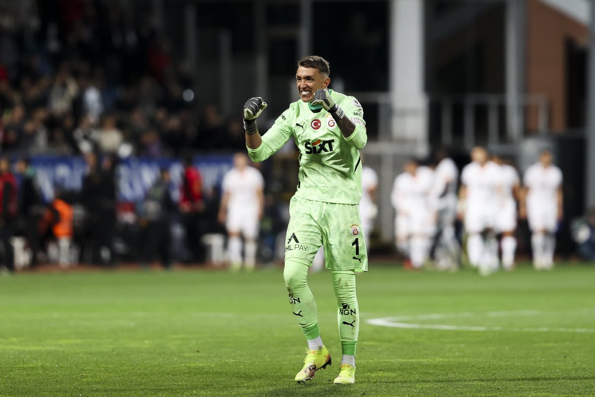 Fernando Muslera: "Okan Buruk çok iyi bir hoca. Her şeyden önce çok iyi bir insan, o çok önemli. Okan Hoca çok farklı biri, 3 sene çalıştırdı, 3 kere şampiyon yaptı. Ne diyoruz, tebrikler Okan Hoca." 

[Galatasaray YouTube Katıl]