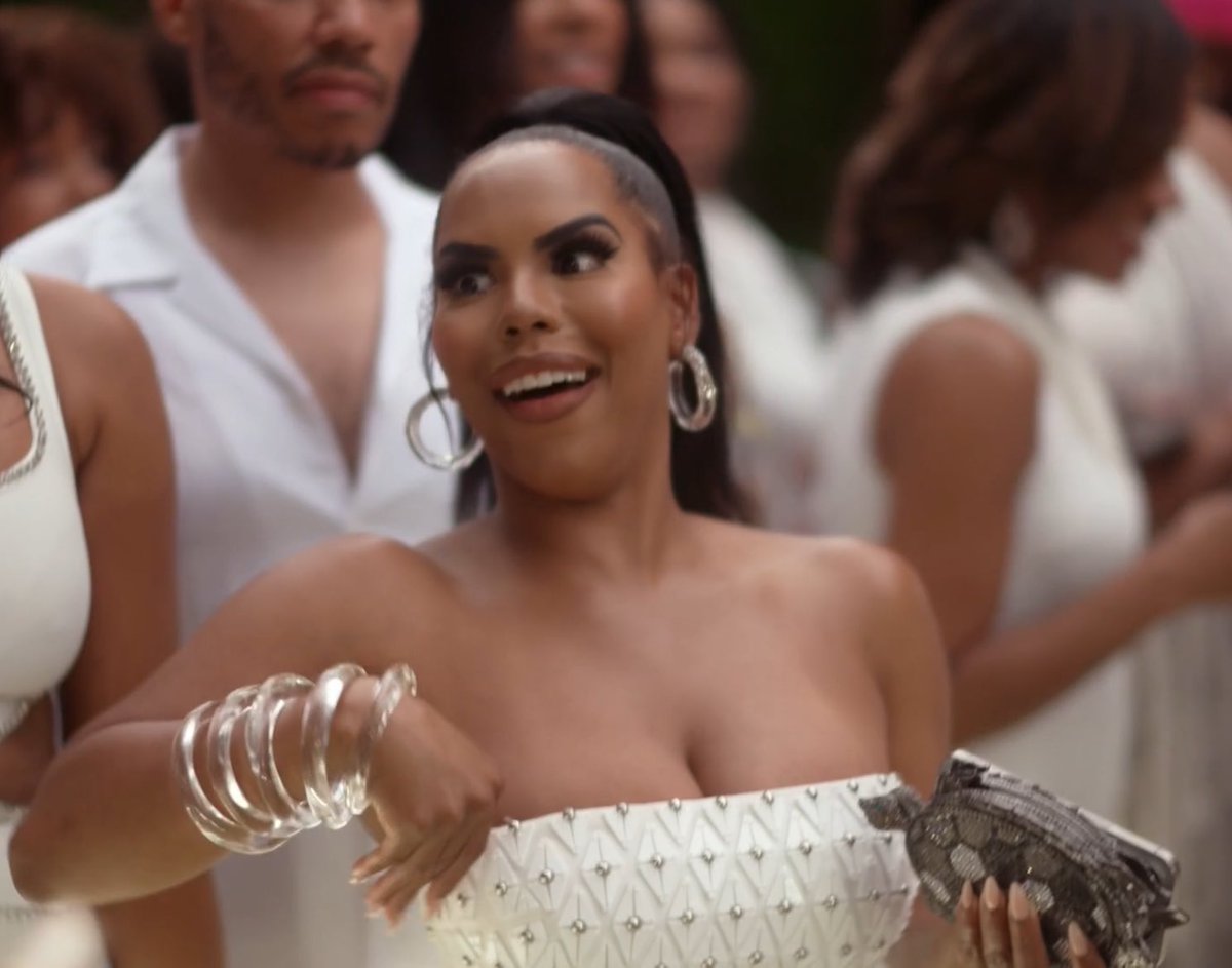 LMFAO WHO IS IN CHARGE OF THE EBONY MAGAZINE INSTAGRAM????!