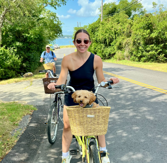 Today's #SeniorSpotlight is the wonderful Dr. Elke Schipani (PGY4), who will be staying in Rochester for a Neuromuscular fellowship next year!  💫🧠 #MayoNeuroResidency