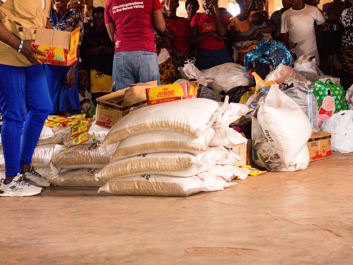 fjdpnigeria's tweet photo. FJDP, under the Catholic Diocese of Makurdi, distributed food & essentials to 150 displaced households in Taraku, Benue, following renewed attacks. Special thanks to Bishop Anagbe & SESOR. More support is needed. #IDPs #Benue #HumanitarianAid #FJDP https://t.co/VM3V8ElMsA