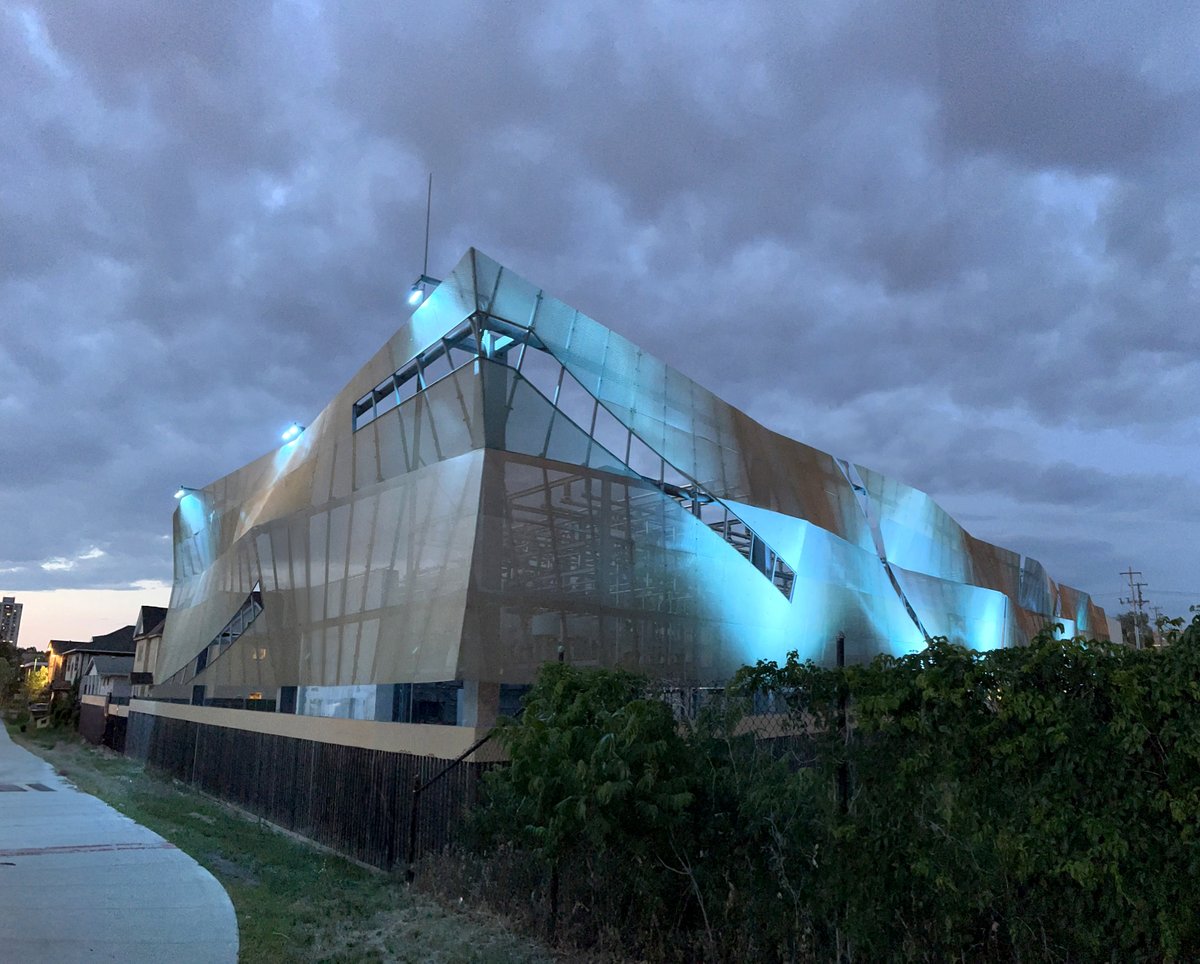 AmicoArchMetals's tweet photo. Substation clad in AMICO's Bellesa expanded mesh 

1.  Dynamic surface design

2.  Uses negative space

3. Incorporates Lighting https://t.co/yqVGFbDdQ8