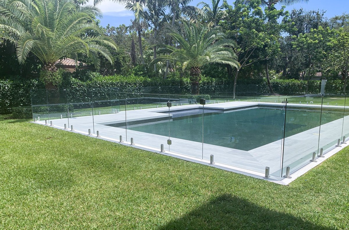Our glass pool gates are self closing and self latching, bringing you maximum safety and unrivaled style. Visit aquaviewfencing.com (link in bio)  to learn more, or call us at 877-229-7034 for a free quote. #glasspoolfence #homedesign