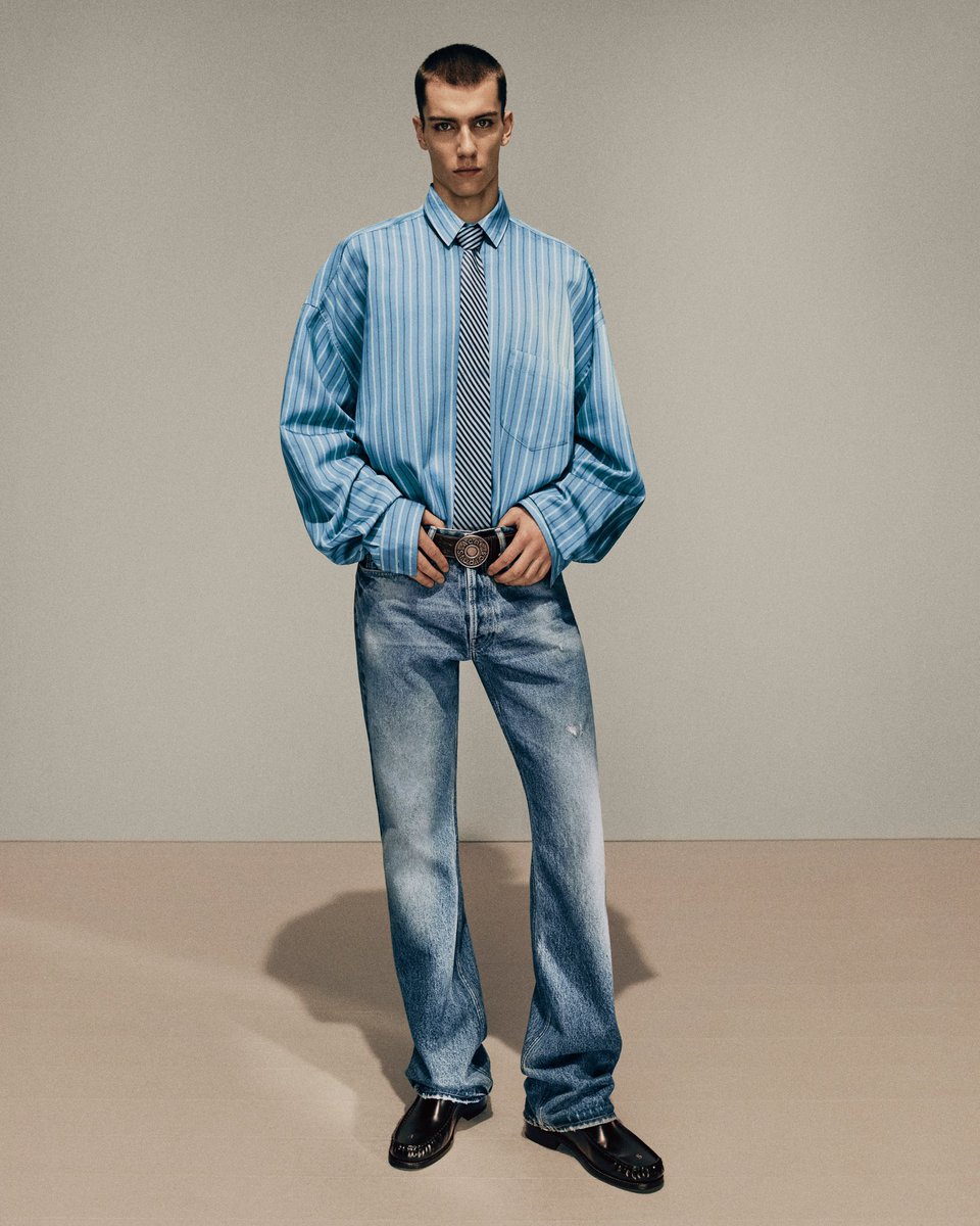 acnestudios's tweet image. A new sartorialism.
Acne Studios FW25 collection reexamines the archetypes of menswear.
Introducing the ‘2010 silhouette’: a new straight-leg denim fit in a vintage blue and tinted indigo wash.
Discover the new collection in-store and online.