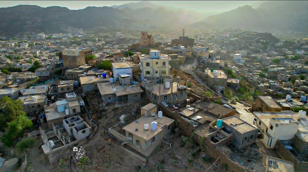 الضالع كما لم تراها من قبل ، الضالع من السماء .. الضالع التي يسحرنا شموخها ، لنبقى اسرئ في حبها .

في كل منزل يوجد جرح رصاصة أو قذيفة ، وفي كل شارع يوجد دم الالف الشهداء والجرحى .. الضالع تحفة الصمود وقبلة الاحرار .