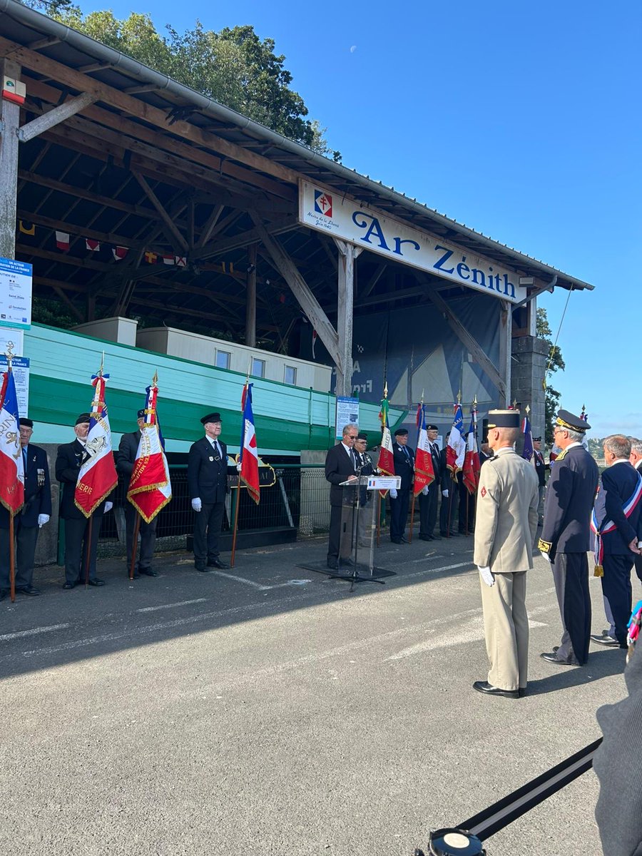 #Cérémonie | À #SaintMalo, le sous-préfet a présidé la cérémonie commémorant l'Appel du général de Gaulle à refuser la défaite &amp; à poursuivre le combat contre l'ennemi.

💬Dans les ruines, on planta l'honneur. Dans l'ombre, on sculpta l'avenir. Au grand jour, on relevait la tête.