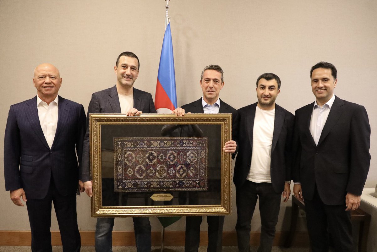 Klubumuzun Baş direktoru və İdarə Heyətinin üzvü Emrah Çelikel və İdarə Heyətinin üzvü Asif Əsgərov Bakıda səfərdə olan "Fənərbaxça" İdman Klubunun prezidenti Ali Koçla görüşüblər. 

Ətraflı:bit.ly/4kQi7ps

#QarabağFK