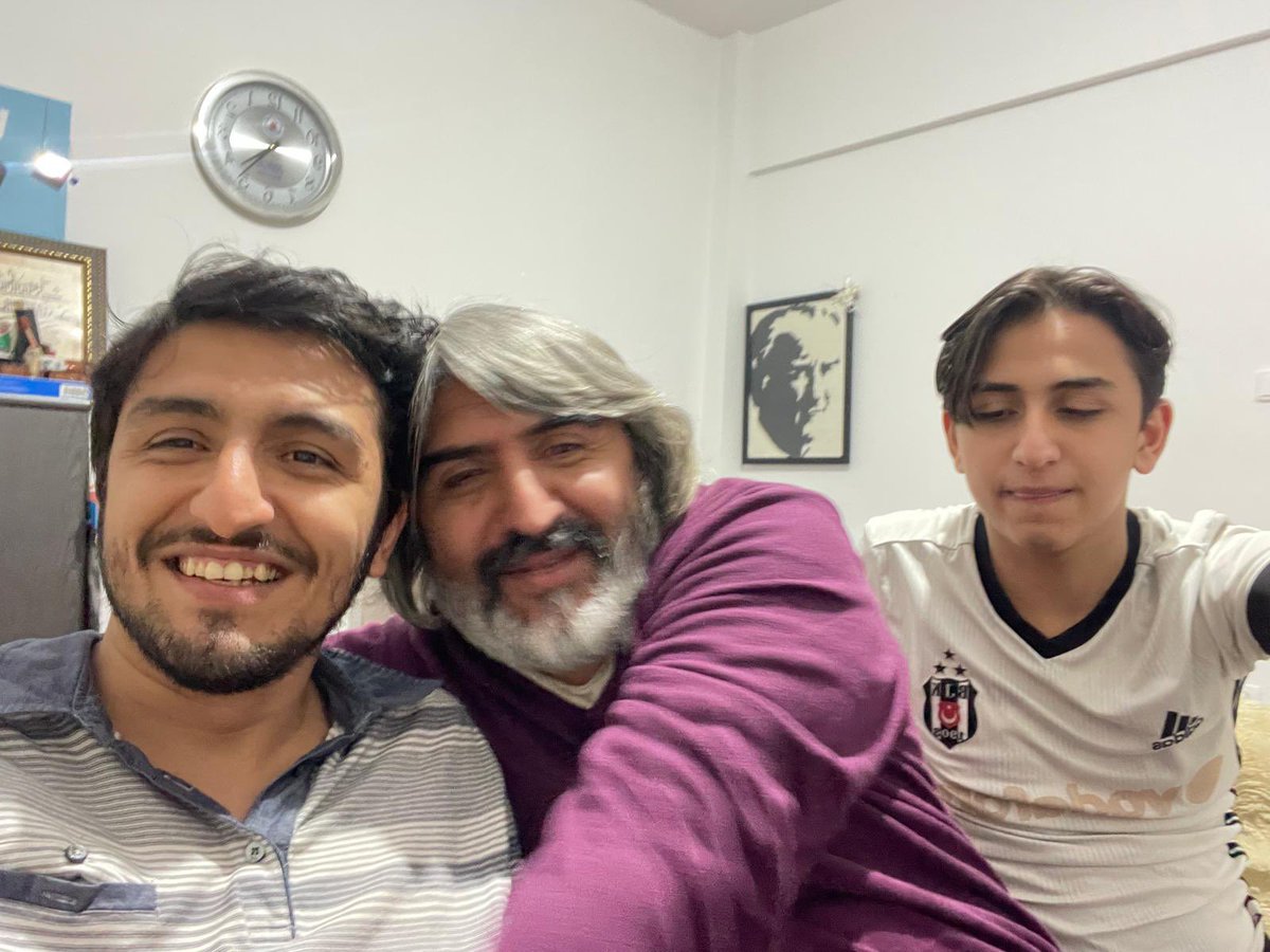 Dostlar, maalesef babamı kaybettik. Acı haber zaten tez yayılmış.

Hepinizin taziye mesajlarını şu an okuyorum. Okudukça gözlerim doluyor.
Herkese tek tek teşekkür ederim, toplu cevap vereyim dedim.

Elimde geriye bu eski fotoğraf kaldı, yapacak bişey yok.

Dostlar sağolsun 🙏🏽